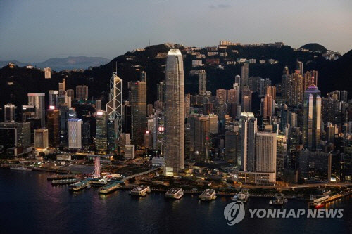 홍콩 부스터샷 의무화에 확진자 수상한 증가
